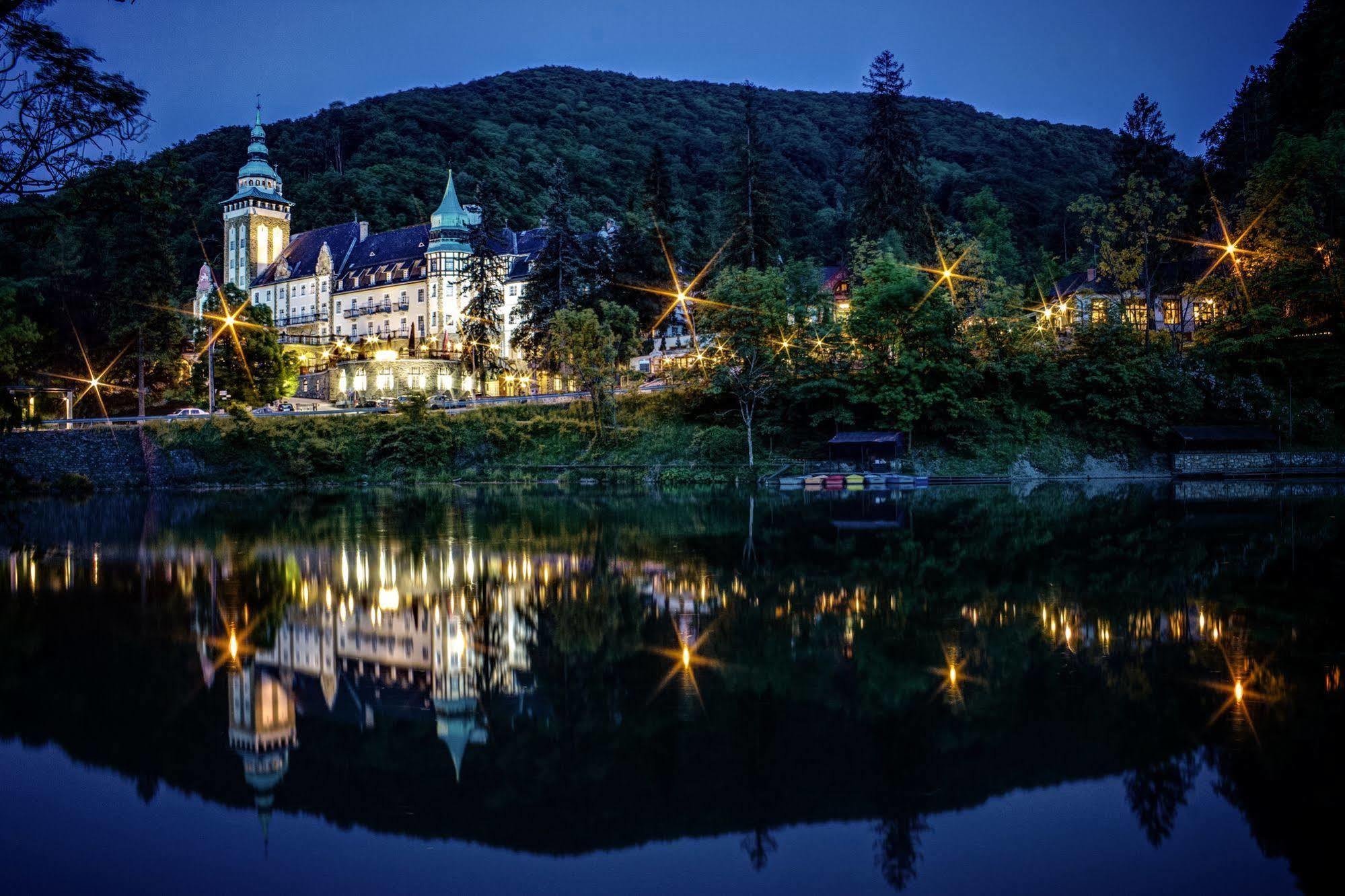 Hotel Palota ลิลลาฟือแร็ด ภายนอก รูปภาพ